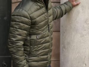 Lite kevyttoppatakki kierrätysmateriaalista logolla